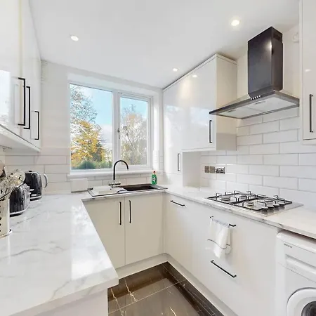 Apartment Spacious 2 Bed With Free Parking In *