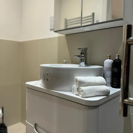 Modern 2bd * London