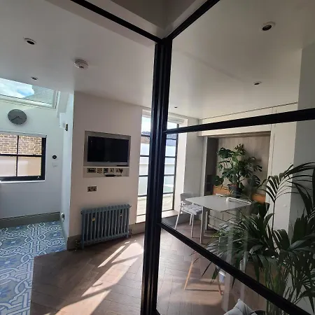 Boutique Linden Gardens 1st Floor And Loft Apartment London
