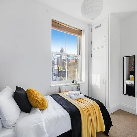 Central Hackney Abode - Balcony Apartment *