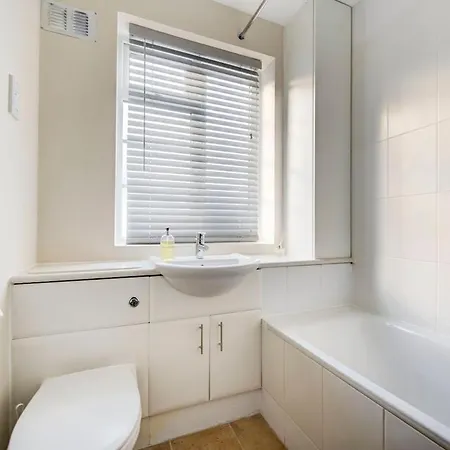 Free Parking Charming Private Apt Perivale