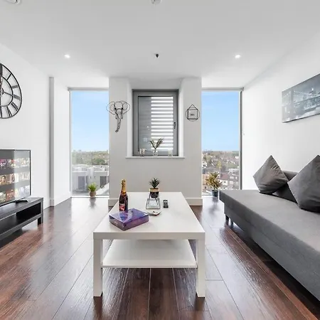 One Bedroom Flat In Bp36 London
