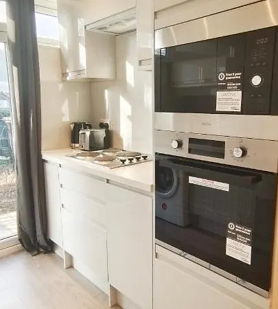 Hendon Garden In Apartment *