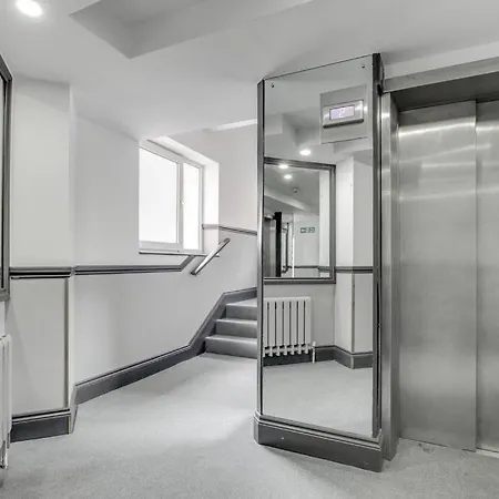 Stylish In Chelsea Apartment