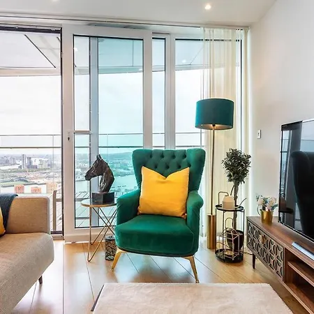 Panoramic Balcony Luxury Apartment