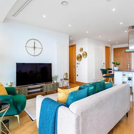 Panoramic Balcony Luxury Apartment London