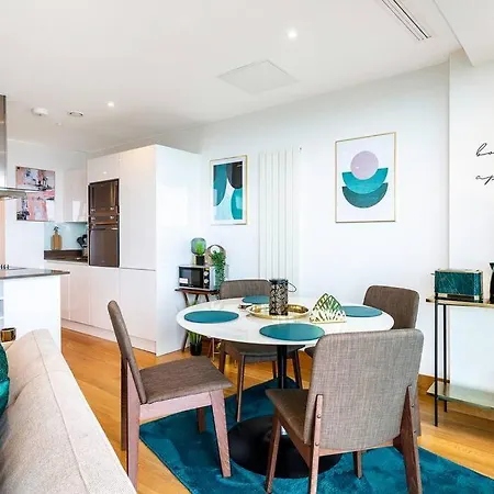 Panoramic Balcony Luxury Apartment London