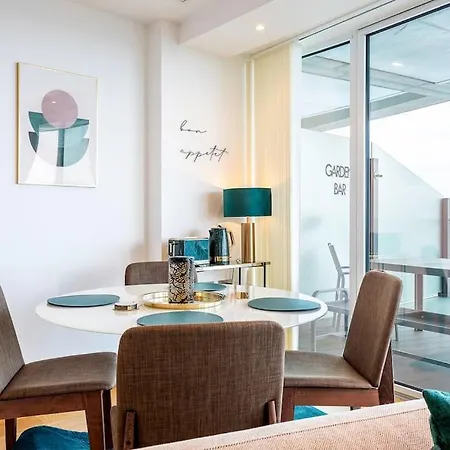 Panoramic Balcony Luxury Apartment London