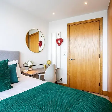 Panoramic Balcony Luxury Apartment London