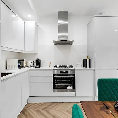Apartment West Garden Luxury Near Elizabeth Line London