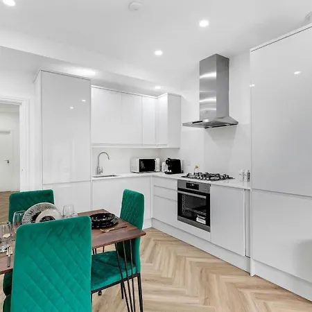 West Garden Luxury Near Elizabeth Line *