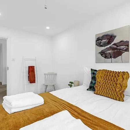 West Garden Luxury Near Elizabeth Line Apartment