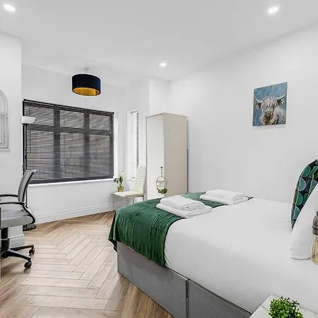 West Garden Luxury Near Elizabeth Line London
