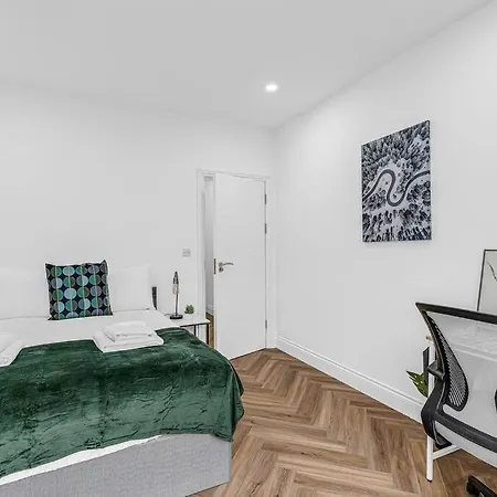 West Garden Luxury Near Elizabeth Line London