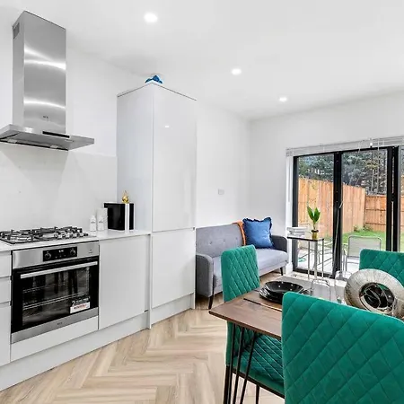 West Garden Luxury Near Elizabeth Line *