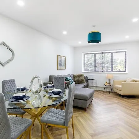 Apartment 4bed 11 Occupancy Large Flat Elizabeth Line West Flat Free Parking London