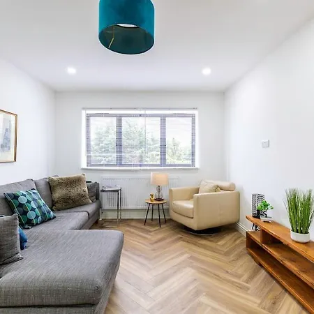 4bed 11 Occupancy Large Flat Elizabeth Line West Flat Free Parking Apartment *