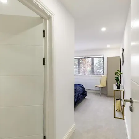 4bed 11 Occupancy Large Flat Elizabeth Line West Flat Free Parking Apartment London