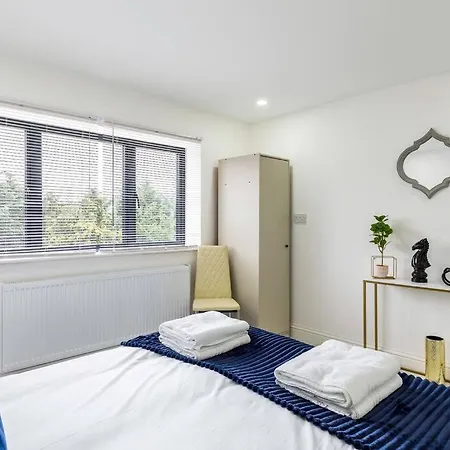 4bed 11 Occupancy Large Flat Elizabeth Line West Flat Free Parking London