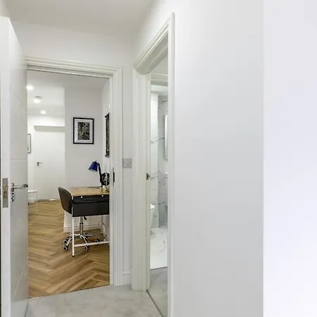 4bed 11 Occupancy Large Flat Elizabeth Line West Flat Free Parking *