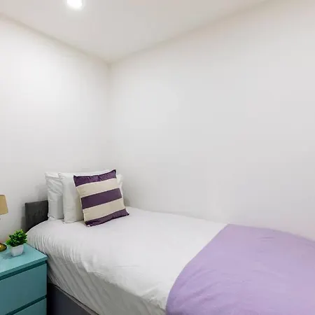 4bed 11 Occupancy Large Flat Elizabeth Line West Flat Free Parking Apartment *