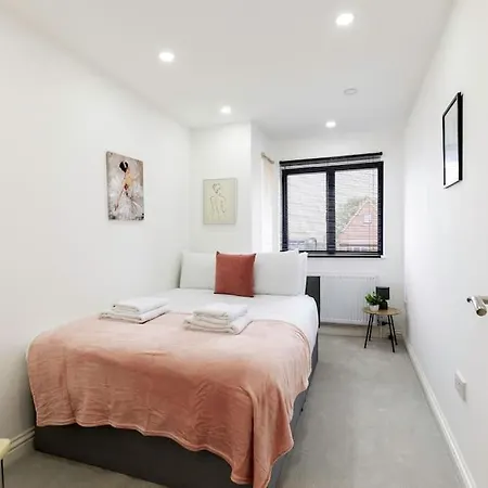 Apartment 4bed 11 Occupancy Large Flat Elizabeth Line West Flat Free Parking London