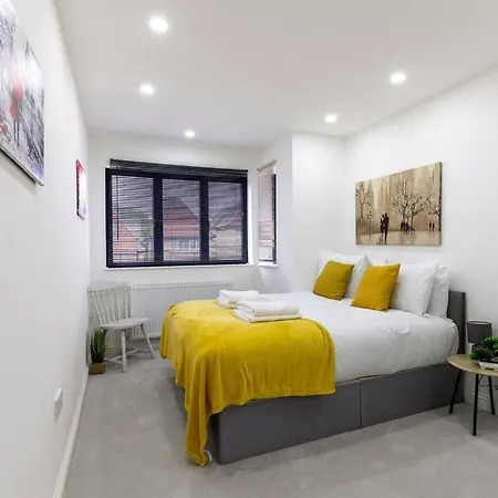 4bed 11 Occupancy Large Flat Elizabeth Line West Flat Free Parking Apartment London