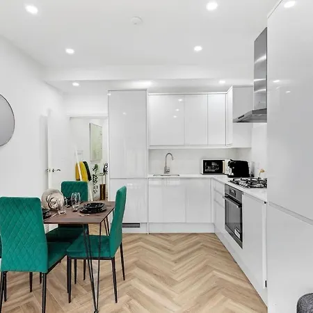 West Garden Luxury Near Elizabeth Line London