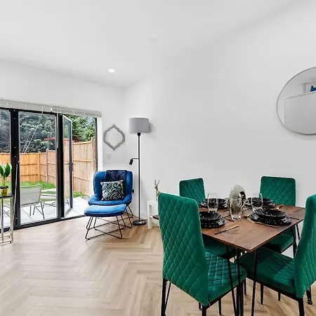 West Garden Luxury Near Elizabeth Line Apartment London