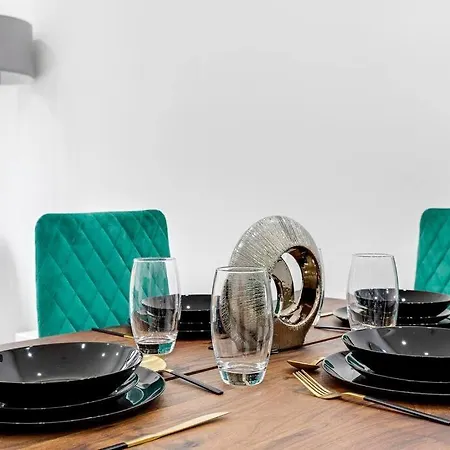 West Garden Luxury Near Elizabeth Line London