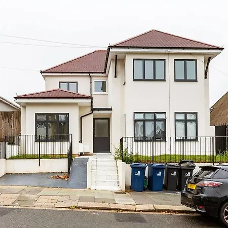 West Garden Luxury Near Elizabeth Line