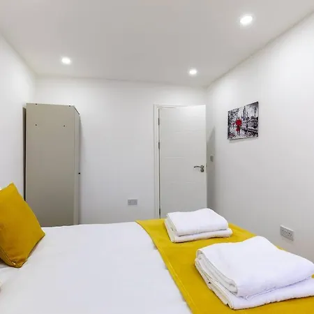 4bed 11 Occupancy Large Flat Elizabeth Line West Flat Free Parking London