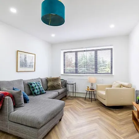 4bed 11 Occupancy Large Flat Elizabeth Line West Flat Free Parking Apartment