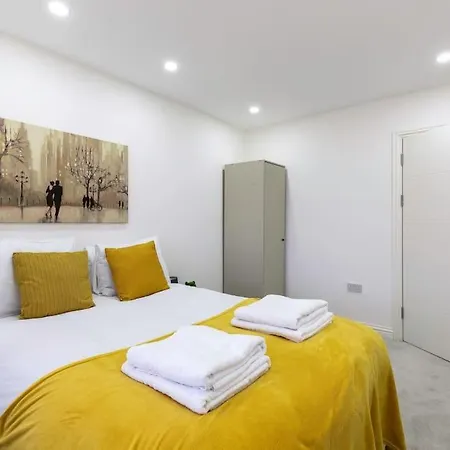 4bed 11 Occupancy Large Flat Elizabeth Line West Flat Free Parking *