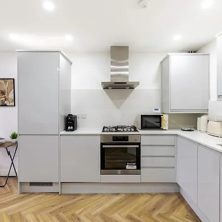 4bed 11 Occupancy Large Flat Elizabeth Line West Flat Free Parking Apartment *