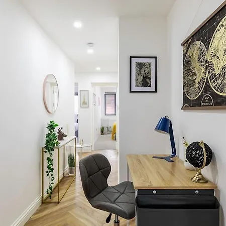 4bed 11 Occupancy Large Flat Elizabeth Line West Flat Free Parking * London