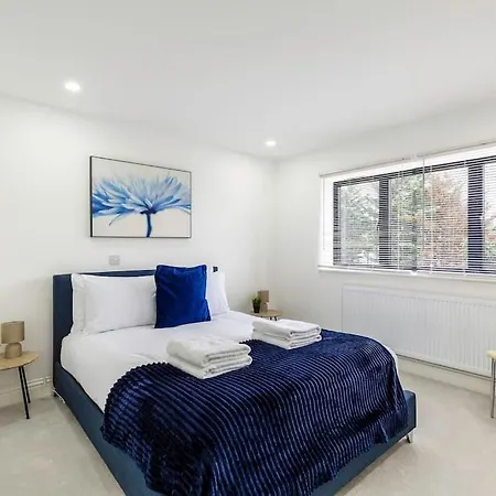 Apartment 4bed 11 Occupancy Large Flat Elizabeth Line West Flat Free Parking London