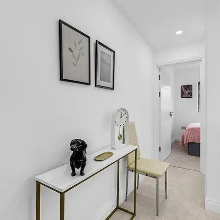 West Garden Luxury Near Elizabeth Line