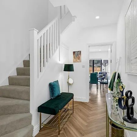 West Garden Luxury Near Elizabeth Line Apartment London