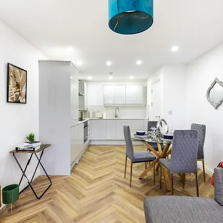 4bed 11 Occupancy Large Flat Elizabeth Line West Flat Free Parking Apartment London