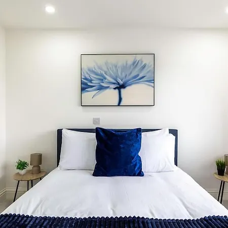 Apartment 4bed 11 Occupancy Large Flat Elizabeth Line West Flat Free Parking *