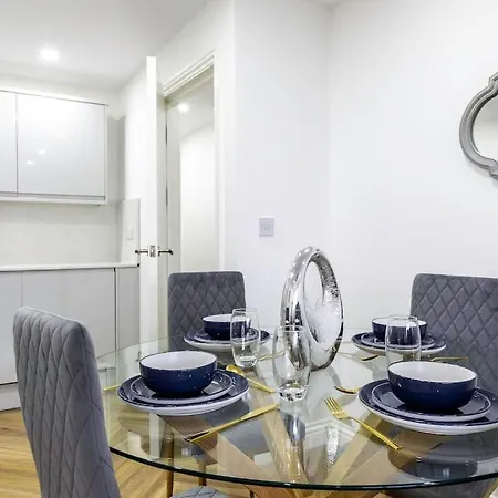 4bed 11 Occupancy Large Flat Elizabeth Line West Flat Free Parking Apartment *