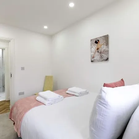 4bed 11 Occupancy Large Flat Elizabeth Line West Flat Free Parking * London