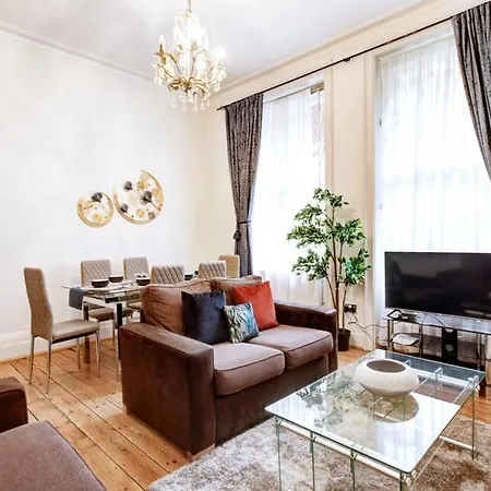 Spacious 3 Bedroom West Kensington Near Olympia & Westfield Apartment