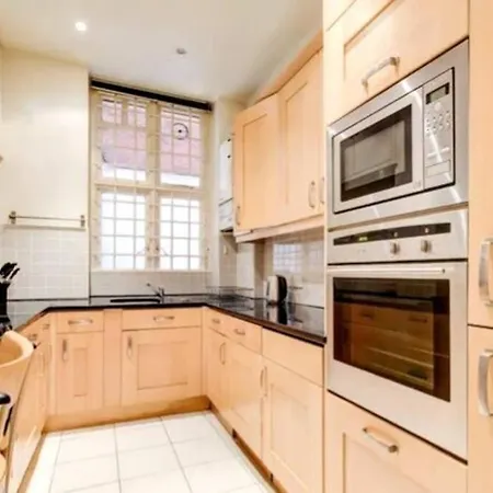 Spacious 3 Bedroom West Kensington Near Olympia & Westfield London