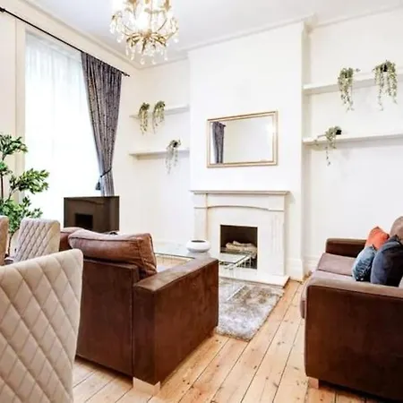 Spacious 3 Bedroom West Kensington Near Olympia & Westfield Apartment