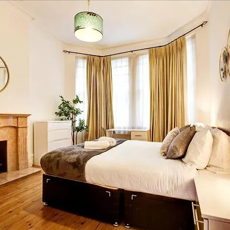 Spacious 3 Bedroom West Kensington Near Olympia & Westfield