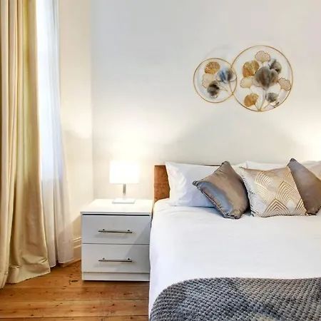 Spacious 3 Bedroom West Kensington Near Olympia & Westfield * London