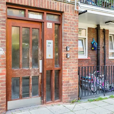 West Kensington Balcony Flat Beside Queens Club * London