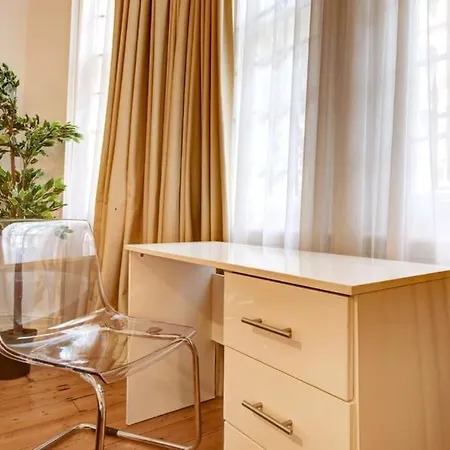 Spacious 3 Bedroom West Kensington Near Olympia & Westfield Apartment